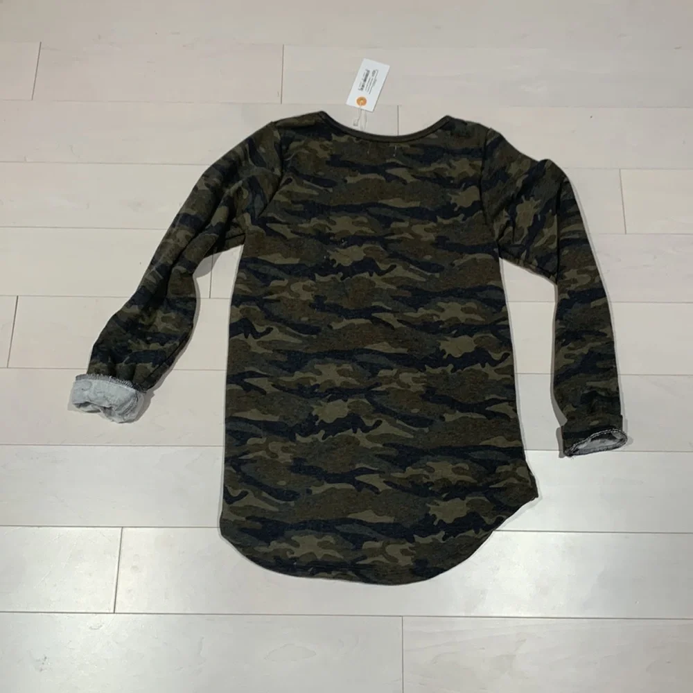 NWT ‘boutique’ Girls Miki Miette Camo Peace Sign Pullover / size 16